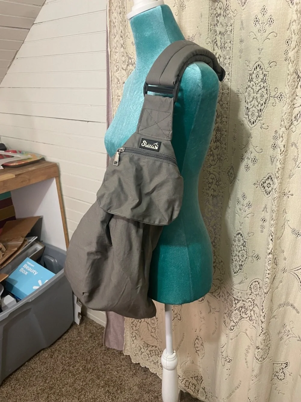 SlowTon: hands-free pet carrier sling